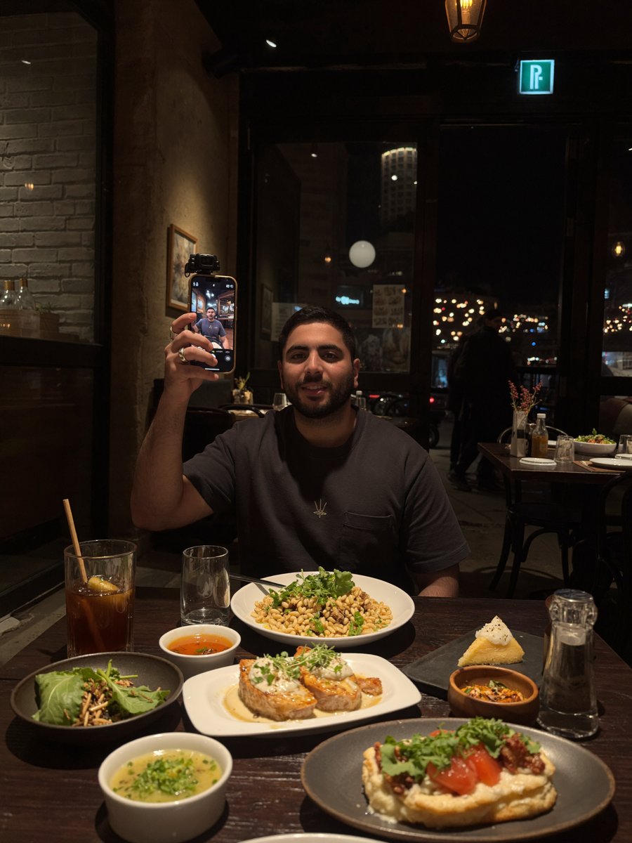 ياسر يصور مراجعة طعام
